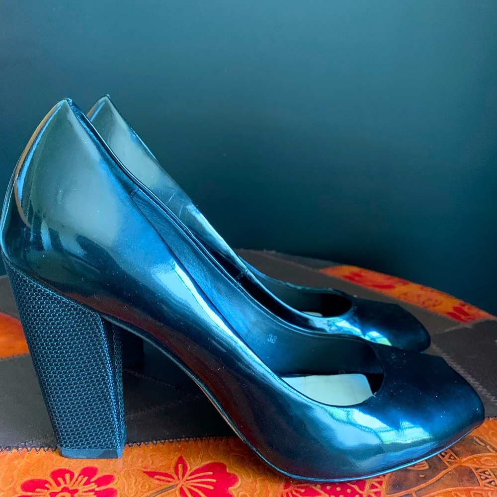 Women black patent, chunky heel peep toe shoes.